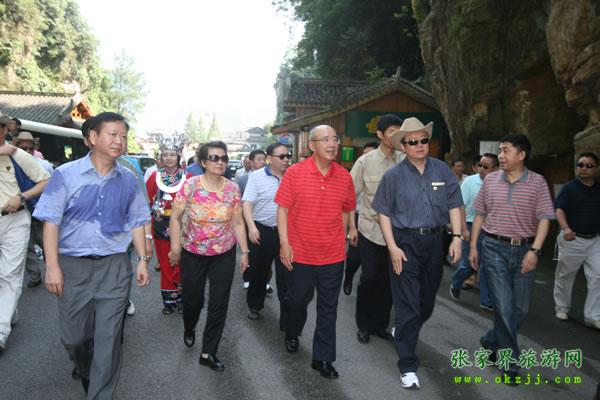 張家界市委書記胡伯?。ㄗ笠唬┡阃瑖?guó)民黨主席吳伯雄（正中）前往梯瑪神歌劇場(chǎng)