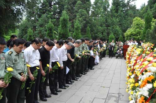 2012年5月10日下午3時，在湖南省張家界市天子山賀龍公園隆重舉行了